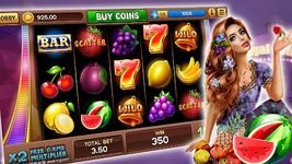 shwe khit ဂိမ်းလော်ဘီတွင် Table Games နှင့် Slots ဂိမ်းများ ကစားနေသောမြင်ကွင်း